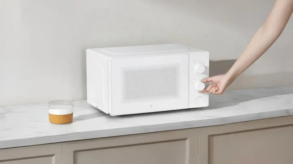 Die Mijia 20L Mikrowelle bietet fünf einstellbare Leistungsstufen. Nutzer können zwischen niedriger Leistung für das Weichmachen von Butter